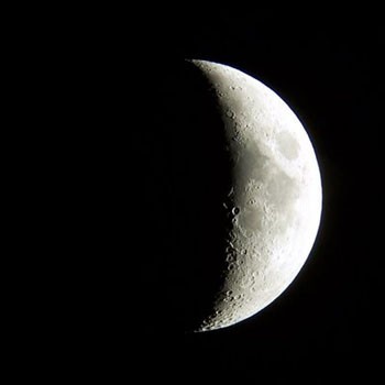 Por la noche la vemos brillando en el cielo